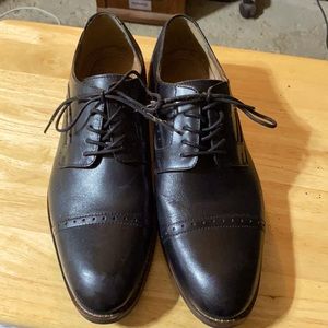 Black men’s dress shoes, size 9.5. Only used once for prom.